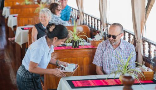 Mekong Villa + 2days/1night cruise (Luang Prabang-Pakbeng-Houeixai)