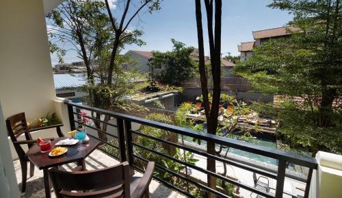 Junior Suite with Pool View