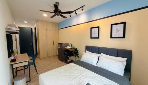 Four-Bedroom Apartment with Balcony 