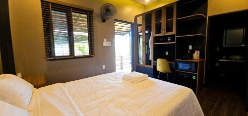 Deluxe Double Room with Balcony and Sea View