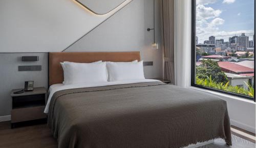 Junior Suite with Livingroom and Balcony City View