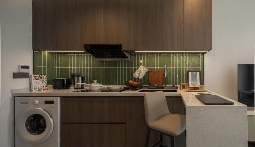 Classic One-Bedroom Apartment with Kitchenette and Balcony with City View