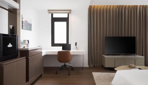 Deluxe King Room with Working Space and City View