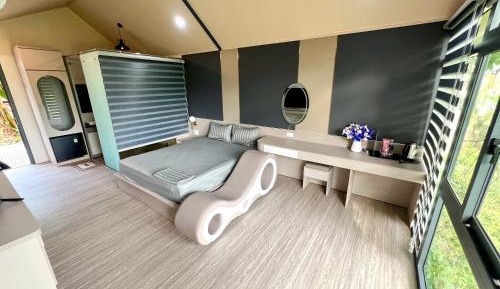 One-Bedroom Deluxe Apartment