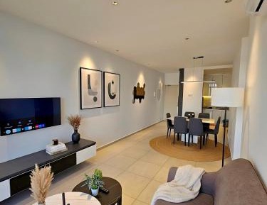 Urban Modern Design Two Bedroom Apartment (Full Lake and City View)