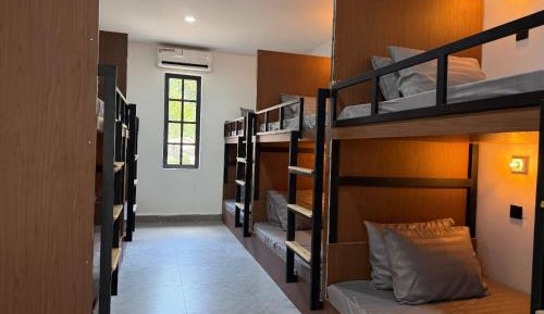 Single Bed in Mixed Dormitory Room
