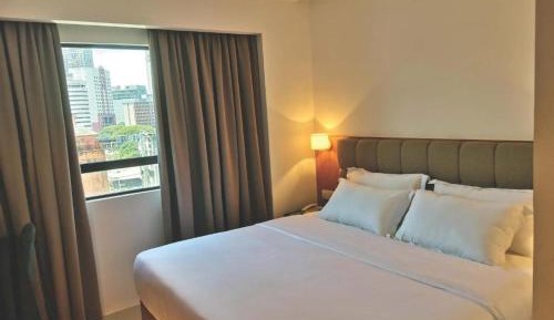 Deluxe Queen Suite