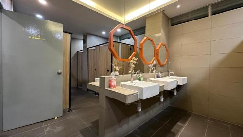Single Bed in Mixed Dormitory Room