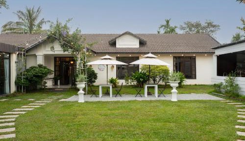 Villa with Garden View