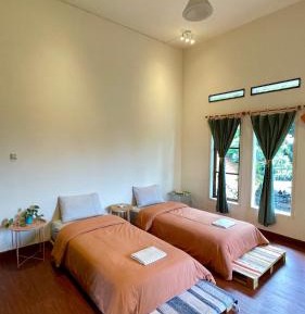 Twin Room with Shared Bathroom