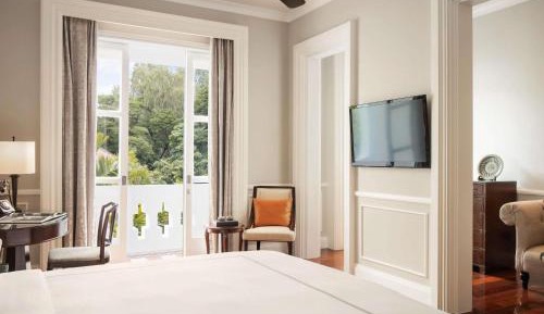 Colonial Suite King Bed Garden View