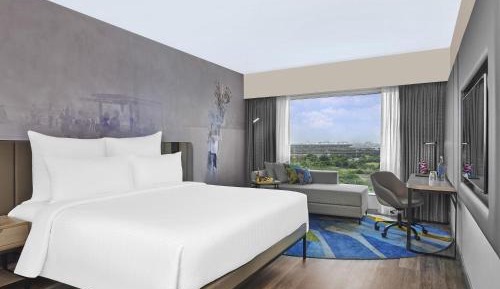 Executive King Bed with Cocktail Hours and Short Eats