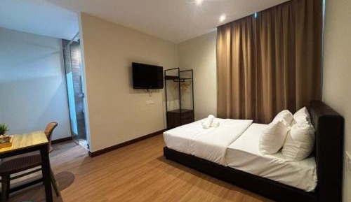 Deluxe Queen Room