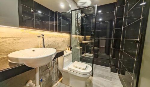 Deluxe Queen Room with Window 