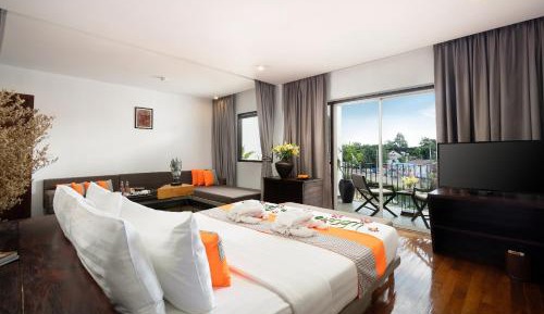 Junior King Suite City View with Balcony, Sofa Area, and Bathtub