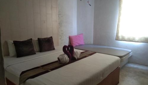 Deluxe Room (2 Adults + 1 Child)