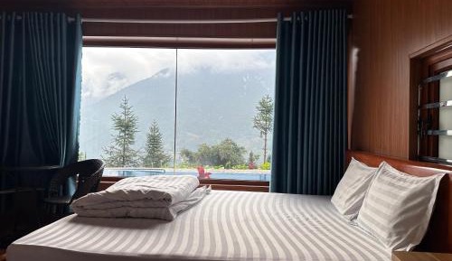 One-Bedroom Apartment with Pool View