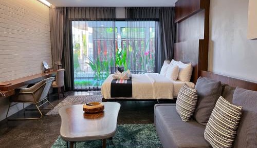 Premier King Room with Pool Access
