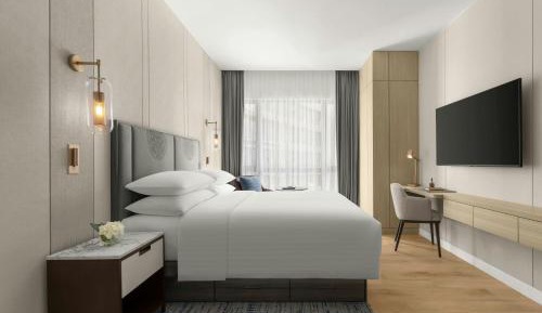 One-Bedroom Apartment with King Bed - Hill View