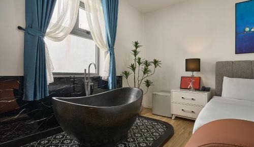Queen Room with Spa Bath