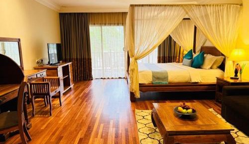 Deluxe King Room Pool View