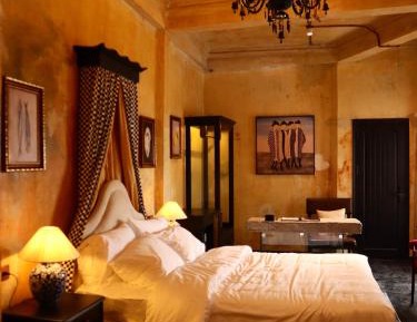 Executive Suite with Balcony & Bathtub 