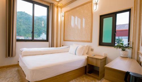 Deluxe Double Room (2 Adults + 1 Child)
