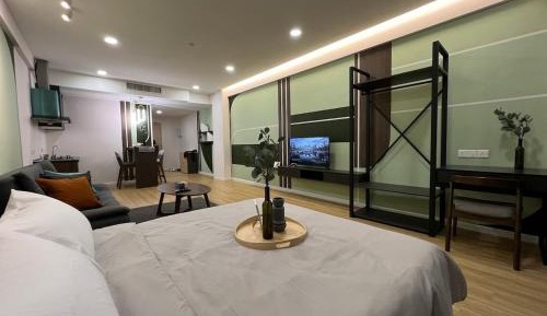 One-Bedroom Apartment with View