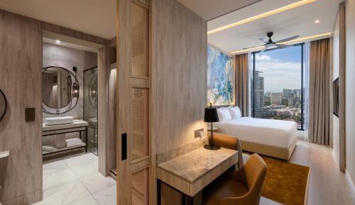Noordin ,King Bed w Lanai , City/ Bridge