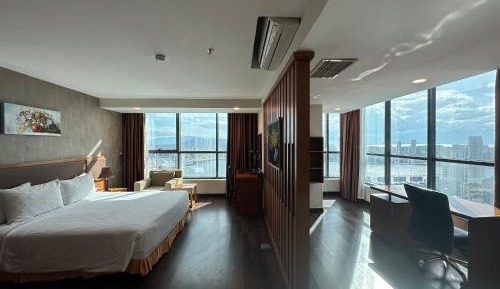 Executive Panoramic River View Suite Room with Jacuzzi Bathtub