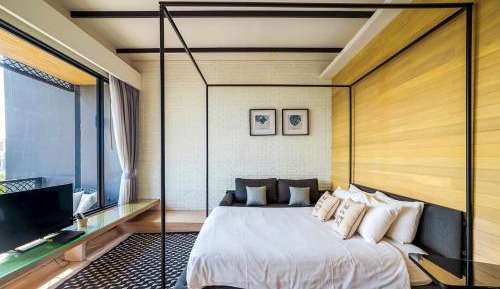 Suite with Pool View