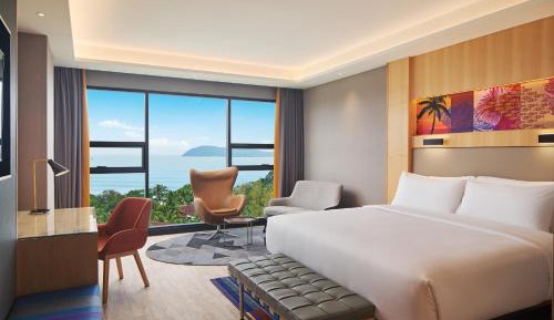 	 Sea View, Balcony, 1 Bedroom Suite, 1 King