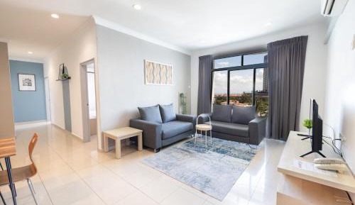 Deluxe Three-Bedroom Apartment