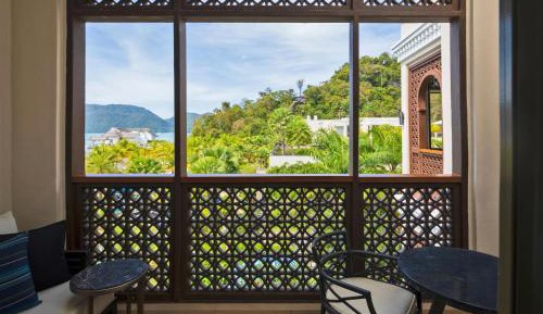 1 King Bed, Partial Sea View, St Regis Suite