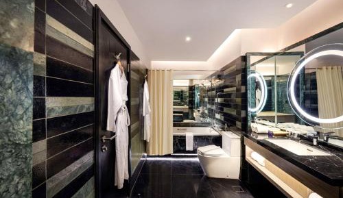 Junior King Suite with Lake View