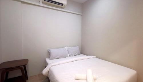 Queen Room with Shared Bathroom