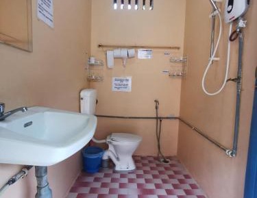 Basic AC Single Room With Shared Toilet And Shower Room