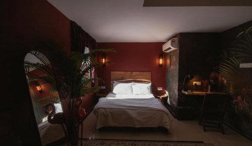 Designer Suite with bathtub - Scarlett