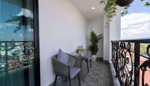 King Suite with Balcony and River View - Non-Smoking