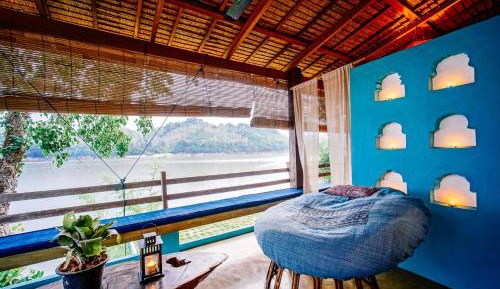 Tai Mouang mini suite with river view