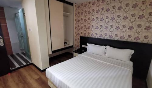 Queen Room with No Window  ( Gallery )