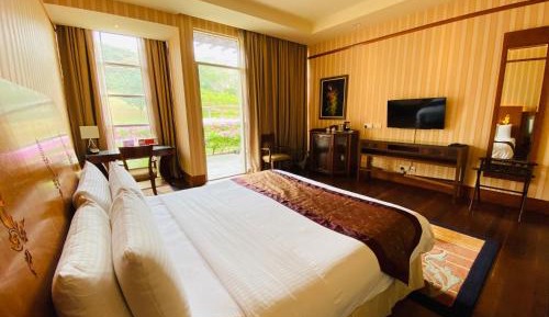 Deluxe Hill View King Room