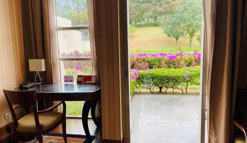 Deluxe Hillview Twin Room