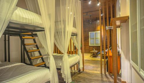 Deluxe Family Room 
