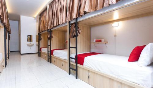 Single Bed in Mixed Dormitory Room