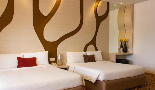 Deluxe Queen Suite