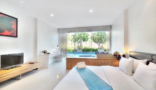 Deluxe Pool Access