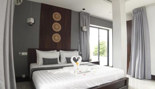 Deluxe King Room with Balcony