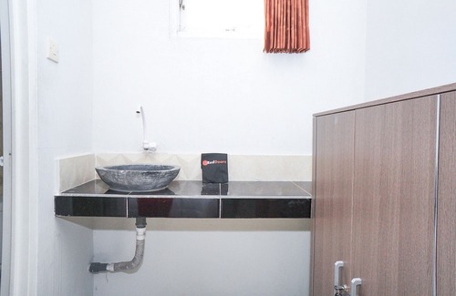 Sedati Hotel | RedDoorz Near Juanda International Airport 2
