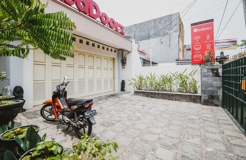 Sidoarjo Hotel | RedDoorz Syariah Near Gelora Delta Sidoarjo